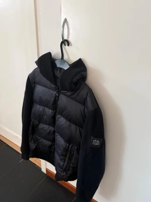 Svart pufferjacka med fleeceärmar - Snygg svart cardigan jacka från Bvaldi. Storlek XS. Har endast provat den så inte använd.