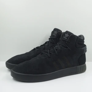 Adidas Tubular Invader Black Onix - Den här varan kommer auktioneras ut på Sneakershyllan x Plick Live den Torsdagen 16 juli kl 19. Svarta Adidas sneakers i bra skick, storlek EU 42. Ovandel i mocka / suede