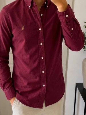 Vinröd Ralph Lauren skjorta  - Fint skick! Strl M Hör av dig vid frågor! 