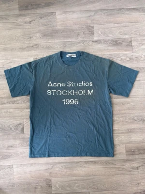 Acne studio T-shirt  - Säljer denna schyssta acne studios T-shirten i storlek S perfekt nu under sommaren. Har använts men är fortfarande i väldigt bra skick och finns inga defekter eller likande så är väldigt fräsch. Vid fler frågor är det bara komma dm. 😊