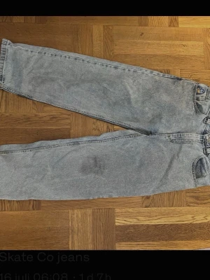 Ljusblå Polar Skate Co '93! Denim jeans - Polar Skate Co '93! Denim jeans Storlek 28/30 Nypris 2600kr Använd 2 gånger