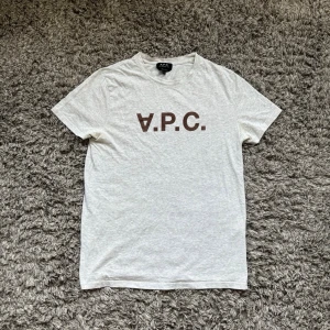 Apc t shirt ( NYSKICK ) - Säljer denna feta Apc t shirten i nyskick!🌟 Storlek : S passar S!🤝Nypriset ligger på 1999kr!👏Hör gärna av er om ni har funderingar!🙌