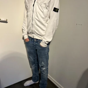Stone island  - Hej hej! Säljer denna fina vita Stone island tröjan med zip! Den är i bra skick 7/10. Perfekt till vintern!!