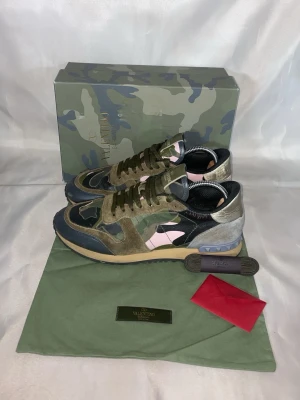 Valentino Rockrunners Camo storlek 41 - Valentino Garavani Rockrunners med allt OG storlek 41. Hyfsat skick. Nypris 6000-7500kr mitt pris 1799kr! Vid mer frågor eller bilder är det bara att skriva!