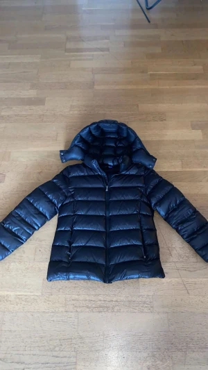 Ralph Lauren jacka - Snygg svart dunjacka från Ralph lauren strl 16 år (motsvarar xs/s). Har ett lagat hål på armen, men inget man lägger märke till. I övrigt mycket fint skick.