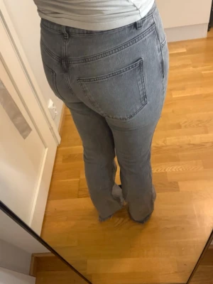 Gråa raka jeans med rå kant - Hej!🩷 Säljer ett par gråa jeans med rak passform och hög midja. Jeansen har klassiska fem fickor. Perfekta till sneakers eller boots och gjorda i mjuk denim. Passar dig som gillar en avslappnad men snygg stil. Ps! Byxorna är använda ett antal gånger även för långa, där av att dem är slitna ner till! Skriv om ni undrar något eller vill ha fler bilder osv!🌸