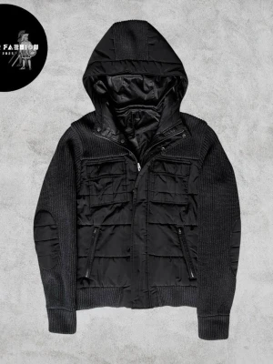 Stickad cardigan jacka - Svart stickad cardigan jacka från Zara. Utgången modell som inte längre finns i butik och är svår att få tag på på andrahandsmarknaden. Skicket är 8/10 lite lösa trådar men inga övriga defekter. Strl L enligt etikett men passar mer M. Hör av dig för mått! ~ Nypris okänt | Vårt pris 799 kr. Alla följare får bättre pris, så följ!