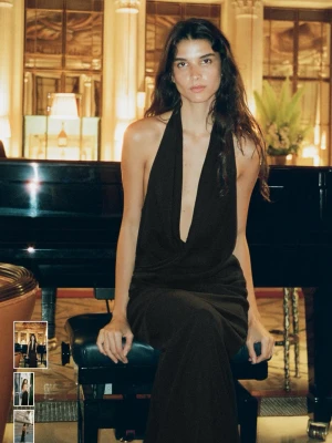 Svart omlottklänning med halterneck - Elegant svart långklänning med omlott-design och halterneck från Zara . Klänningen har djup v-ringning och är öppen i ryggen. Alldrig använd, fick i present men storleken passade tyvärr inte mig men annars väldigt snygg! Storlek xs :)