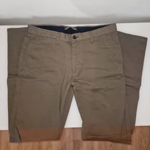 Bruna chinos från Zara - Snygga bruna chinos, perfekta för en stilren look. 