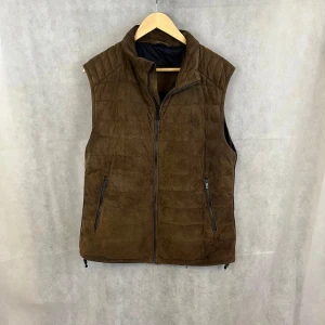 Massimodutti mocka väst - Mocka väst från Massimodutti, storlek L men passar snarare M. Han på bilderna är 181