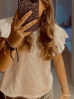 Vit topp med volangärm från Zara - motsvarar storlek xs