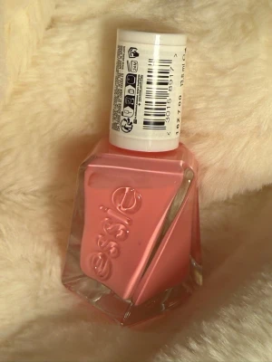 Essie Gel Couture - • Helt ny essie gel couture •Färg 150 Haute To Trot • Applicera 2 lager gel couture för extremt hållbart färgat nagellack. • Nypris - 159kr • Köpt på kicks
