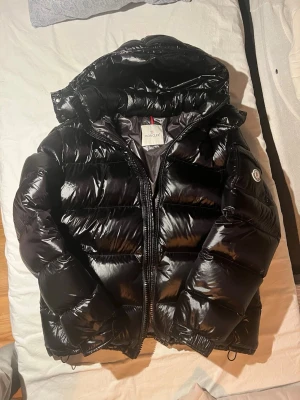 Svart dunjacka från Moncler - Riktigt fet Moncler Maya i perfekt skick då den nästan aldrig använts! Sitter bäst som Medium men funkar nog för Small med. Skriv till mig om ni har frågor! Priset är inte fasthugget