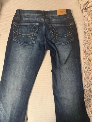 Bootcut jeans - Jätte snygga helt nya jeans från Gina i storlek S