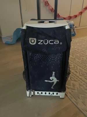 Züca svart resväska med konståkningstryck - Bra skick köpte för 3000kr