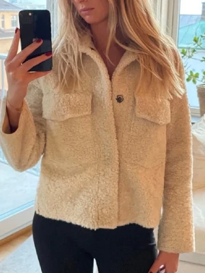 Beige teddyjacka med fickor - Lånad första bild! Säljer vidare denna fina teddyjacka. Knappt använd. Mkt fint skick från zara