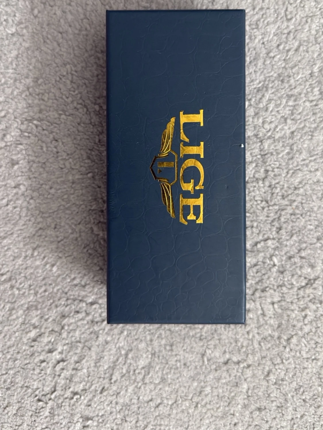 Guldfärgad fyrkantig klocka från LIGE - 1