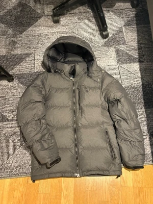 Ralph lauren puffer jacka  - storlek s| skicket e mycket fint förutom två små hål de synns på sista bilden! Tveka inte att höra av er vid funderingar nypris runt 5 k och denna färgen e svår att få tag på!