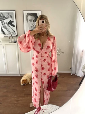 Adoore - Intressekoll på denna vackra klänning från adoore. Storlek 36, nyskick och inga tecken på använd! 🩷❤️