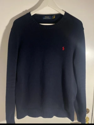 Ralph lauren tröja - Ralph lauren tröja storlek L, men passar mer som en M. Längd 70cm bredd 55.  Nypris runt 2000kr. 100% bomull