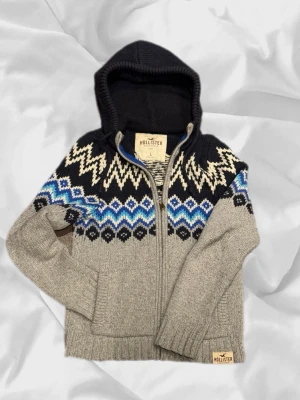 Stickad Hollister Zip-up - Hej! Säljer en lite schysstare stickad zip-up från Hollisyer i väldigt bra skick. Har använts ett fåtal gånger. Hör av er vid frågor eller funderingar