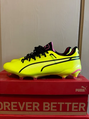 Puma King Ultimate  - Ett par helt nya Puma King Ultimate i strl 41! Skorna är endast testade och har aldrig använts till spel eller träning:) Nypris 2399