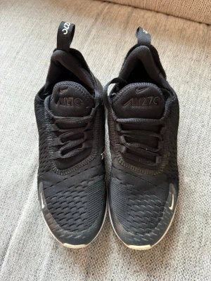 Nike Air Max 270 svarta sneakers - Säljer ett par svarta Nike Air Max 270 sneakers med vit sula och vita detaljer.
