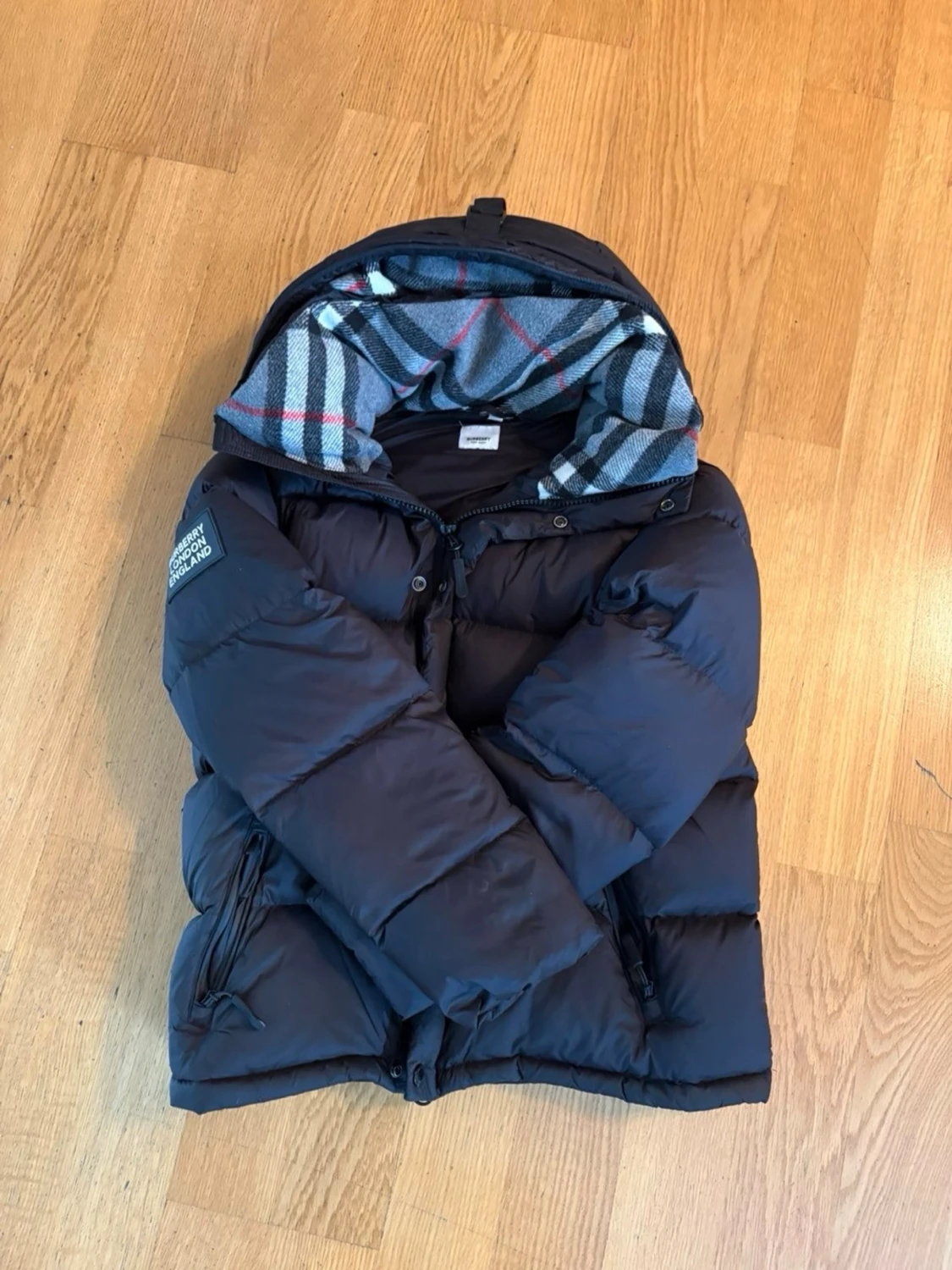 Svart jacka med huva från Burberry