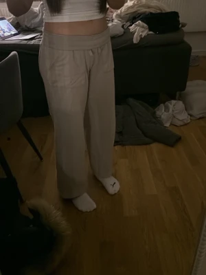 Beiga vida mjukisbyxor med fickor - Säljer ett par beiga mjukisbyxor från lager 157. Används inte
