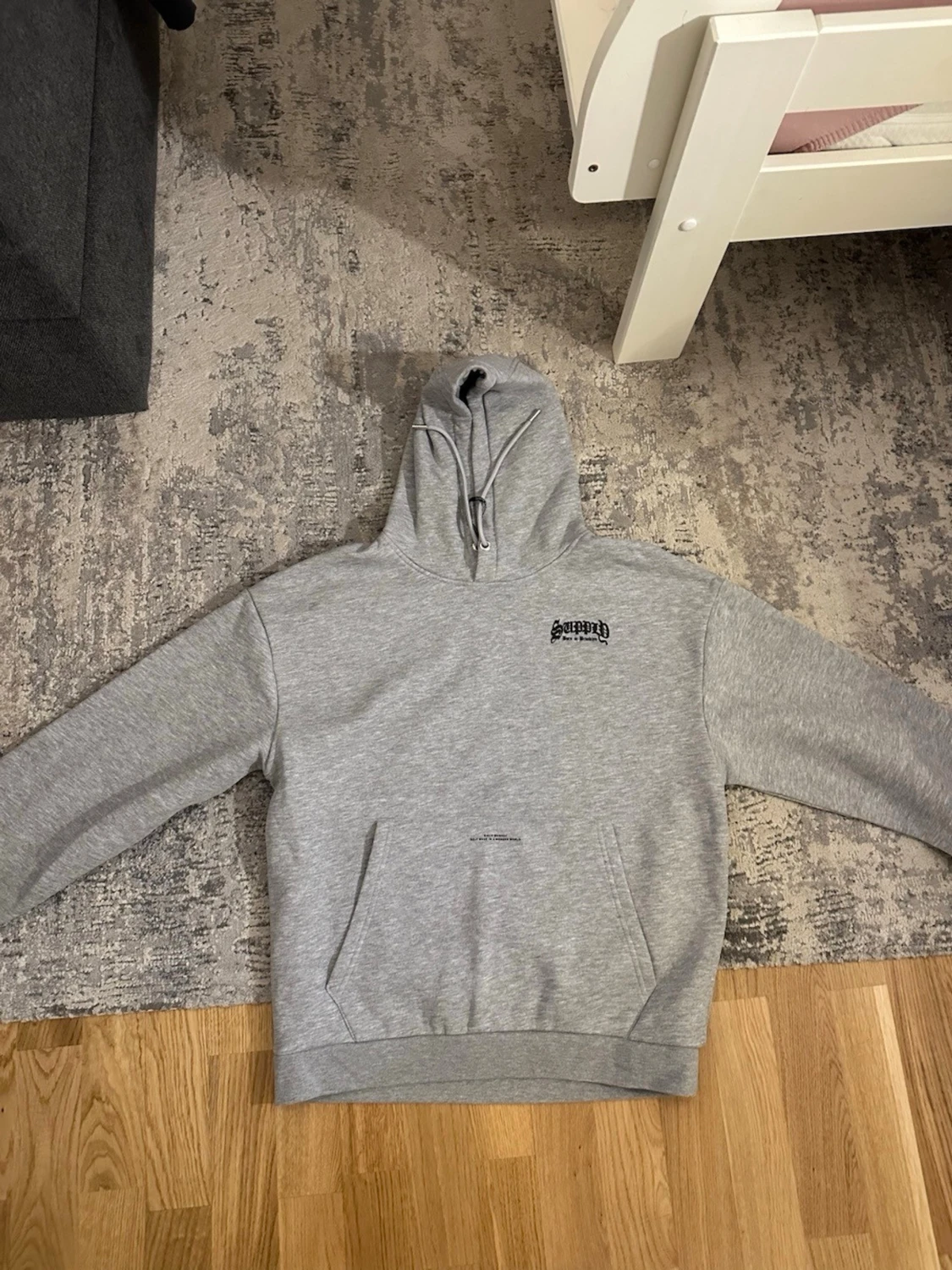 Grå hood från Supply