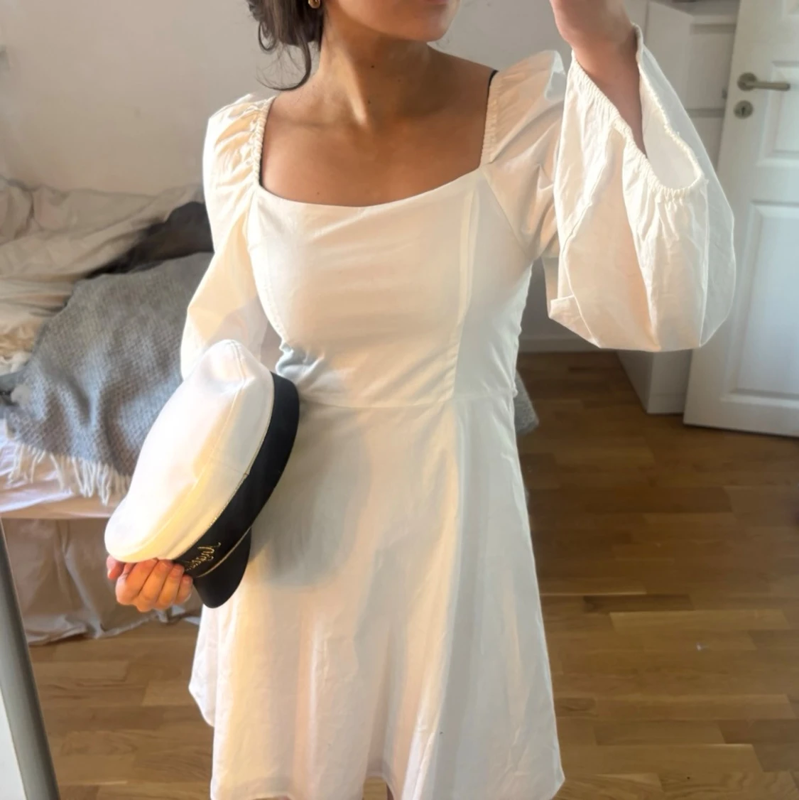 Vit kort klänning med vida ärmar