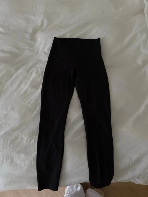 Svarta träningsbyxor från Lululemon - Säljer ett par svarta leggings från Lululemon med hög midja och tight passform. Superfina!