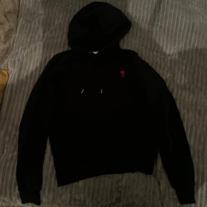 Ami hoodie - Säljer min svarta Ami Paris hoodie i storlek S🙌