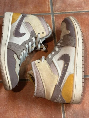 Nike Air Jordan 1 Mid - dm9652-102 used a couple of times, signs of use but good condition. New ones in this size for 166$ (will be sent in a Nike sb shoe box)