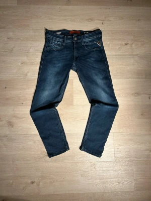 Blåa Replay Slim Fit Jeans Storlek W30 L31 - Fina Replay Jeans i blå färg. Jeansen är i mycket bra skick och sparsamt använda. |  Äkta som allt annat jag säljer! ✅|  Storlek: W31 L30 | Skick: Mycket Bra Skick | Färg: Blå | Märke: Replay | Modell: Jeans |  Hör gärna av dig vid frågor så svarar jag så fort jag kan! 😁|  #jeans #grisch #archive #blå #man #herr #replay #W31 #blue #l30