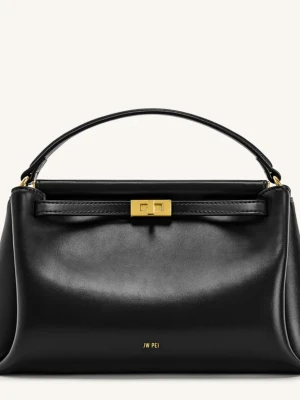 Svart handväska från JW PEI - Stilren svart handväska från JW PEI i slätt veganskt läder. Väskan har en klassisk rektangulär form, ett topphandtag och snygga guldfärgade metalldetaljer med vridlås. Perfekt för dig som gillar minimalistisk och trendig design.