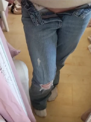 Ljusblå slitna bootcut jeans från gina tricot - Säljer ett par ljusblå jeans med bootcut passform och snygga slitningar på knäet och låret. Jeansen har klassisk femficksdesign, normal midja och är tillverkade i bomull. Använda ett fåtal gånger men i mycket bra skick förutom vissa fläckar som syns i annosen. Säljer de då de inte längre kommer till användning. Nypris runt 150 kr. 💓 