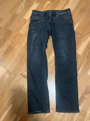 Slim fit diesel jeans - Snygga svarta jeans med slim fit och klassisk femficksdesign. Jeansen har kontrastsömmar och en diskret tvättad look. Perfekta för en stilren och avslappnad outfit. Storlek 32 34 32/34 w32 l34