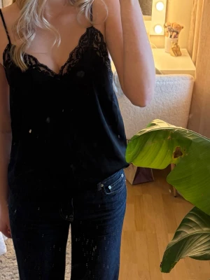 Svart linnetopp med spetsdetaljer - Snygg svart linnetopp med spets.💕