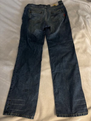 Vintage raka jeans - Vintage raka jeans med detaljer från Green House. Innebenslängd ungefär 80-82 cm