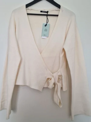 kofta - säljer den här jätte fina omlott koftan från gina som endast är använd 1 gång😊 storlek XS men passar S också