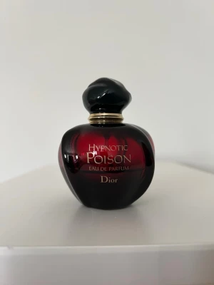 Dior Hypnotic Poison Eau de Parfum - Dior Hypnotic Poison Eau de Parfum. Se bild för hur mycket som är kvar av innehållet. En otroligt bra hållbarhet, sitter verkligen hela dagen. Perfekt kvällsdoft. 