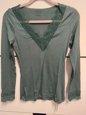 Intimissimi tröja grön - Support fin grön intimissimi topp endast använd en gång!💞