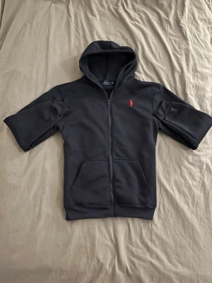 Polo Ralph Lauren hoodie  - Svart hoodie från Polo Ralph Lauren med dragkedja och huva. Skick 10/10. Storleken är L men passar även M