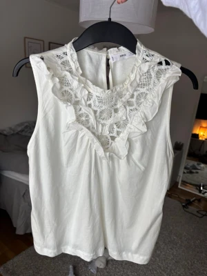 Broderad topp - Söt ärmlös topp med broderidetaljer🤍