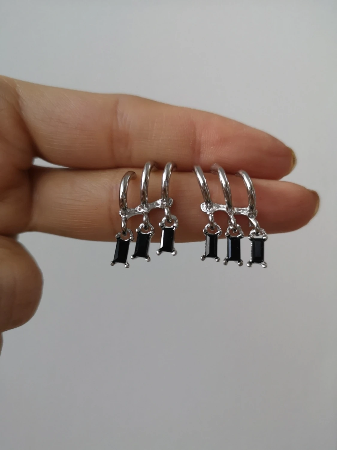 Silvriga örhängen med svarta stenar - 1
