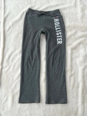 Hollister vida byxor  - Storlek XS. Rakt över midjemått: 34/35cm. Innebenslängd: 74cm. Frakt inom 24h. Se liknande plagg i min profil!