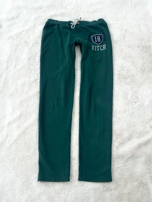 Abercrombie & fitch lågmidjade byxor  - Storlek XS. Rakt över midjemått: 34cm. Innebenslängd: 76cm. Jag fraktar inom 24h. Se liknande plagg i min profil!