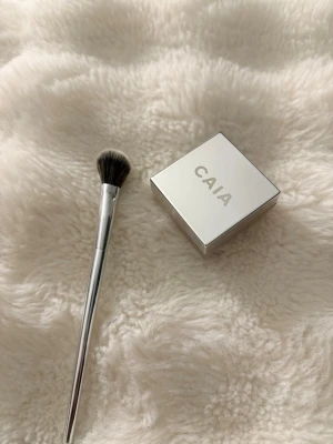 CAIA borste med löspuder  - Puderborste och wake me up powder (vit) knappt använt dessa två. 