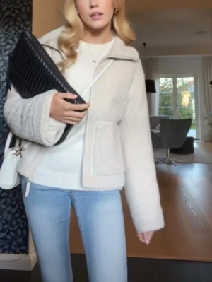 Beige teddyjacka med dragkedja - Mysig beige teddyjacka perfekt för kyliga dagar. Den har en dragkedja framtill och stora fickor för extra komfort. Skriv bara om du har några frågor❤️